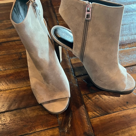 Coach booties size 9.5. Tan color - Picture 2 of 7